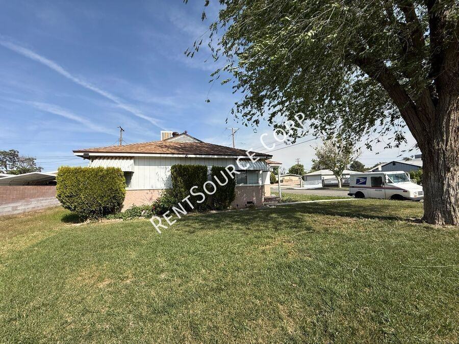 1149 W Avenue H11 - Photo 2 of 25