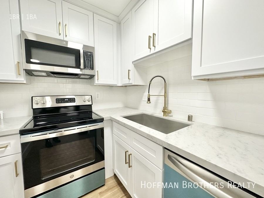 5111 Harold Way #302 - Photo 3 of 8