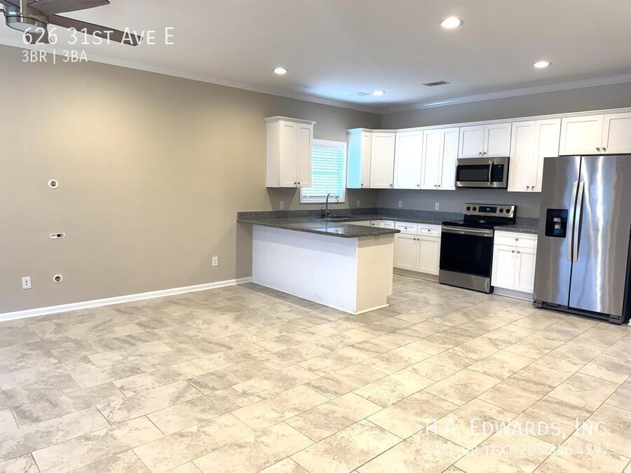 626 31st Ave E - Photo 4 of 16