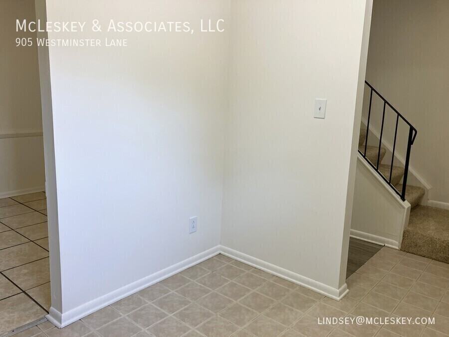 905 Westminster Ln - Photo 3 of 28