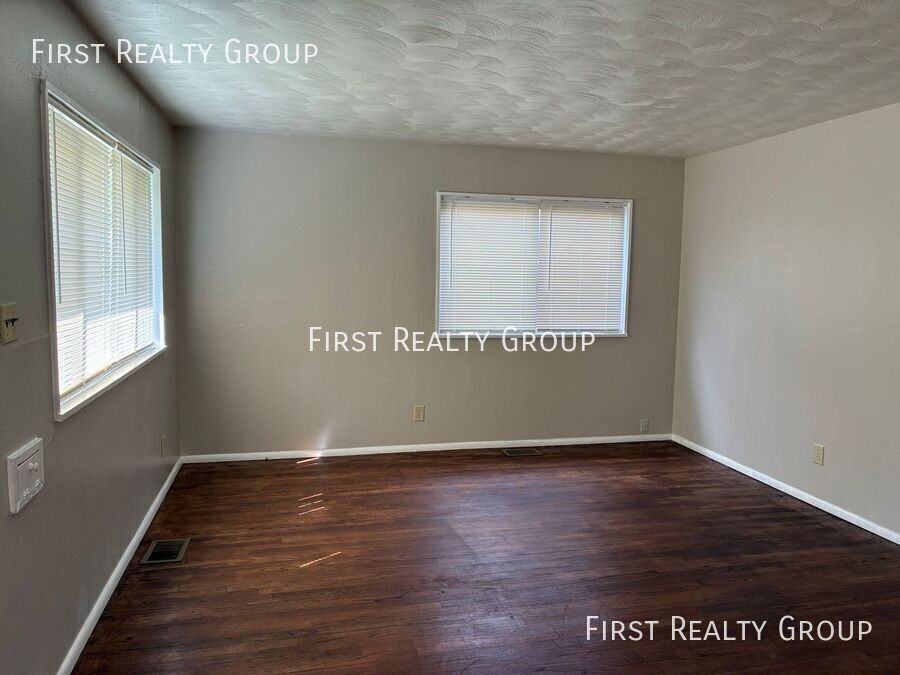 2526 Kennedy Ave - Photo 2 of 11