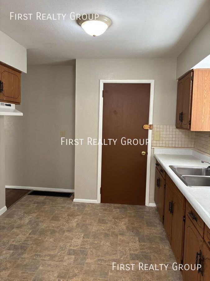 2526 Kennedy Ave - Photo 5 of 11