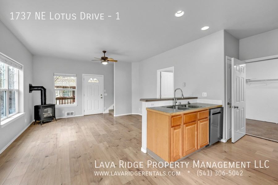 1737 Ne Lotus Dr #1 - Photo 5 of 28
