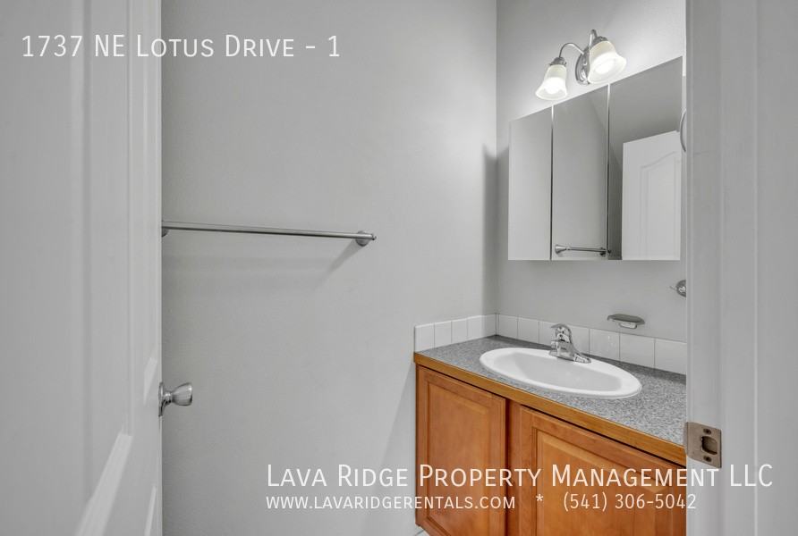 1737 Ne Lotus Dr #1 - Photo 6 of 28