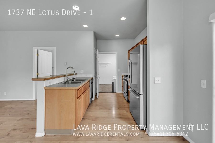 1737 Ne Lotus Dr #1 - Photo 7 of 28