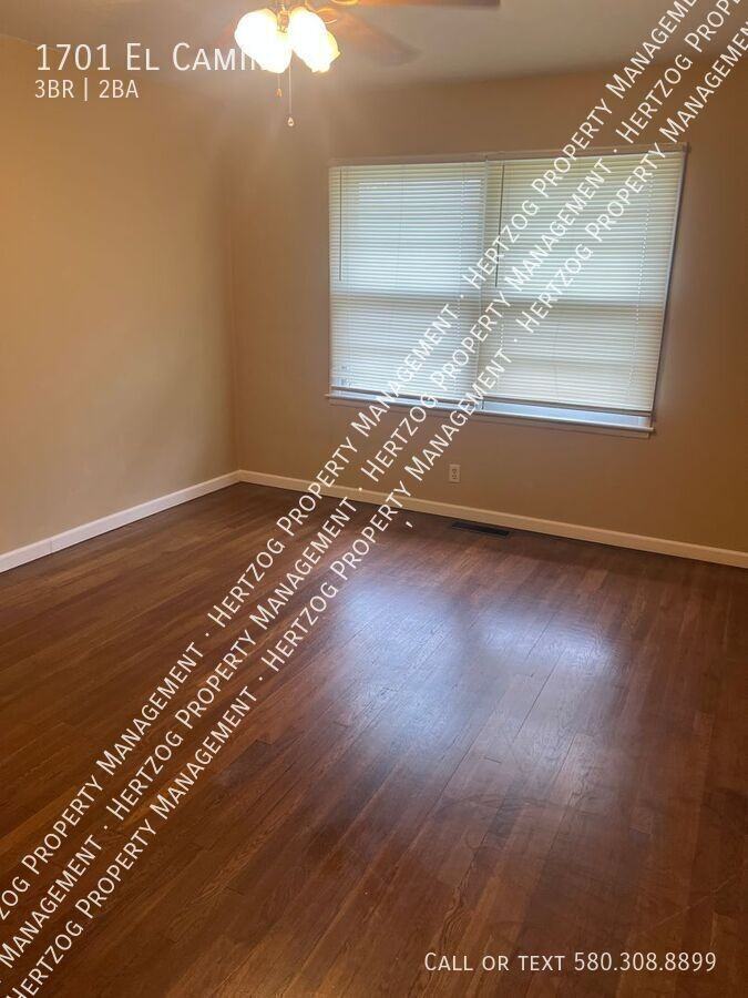 1701 El Camino St - Photo 3 of 13