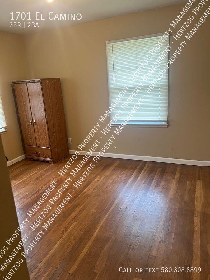 1701 El Camino St - Photo 6 of 13