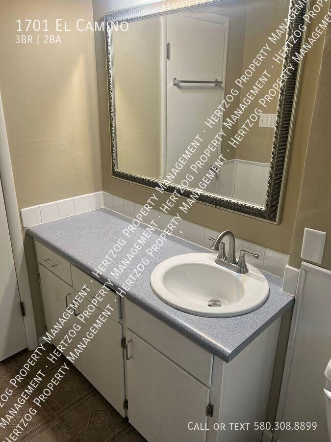 1701 El Camino St - Photo 7 of 13