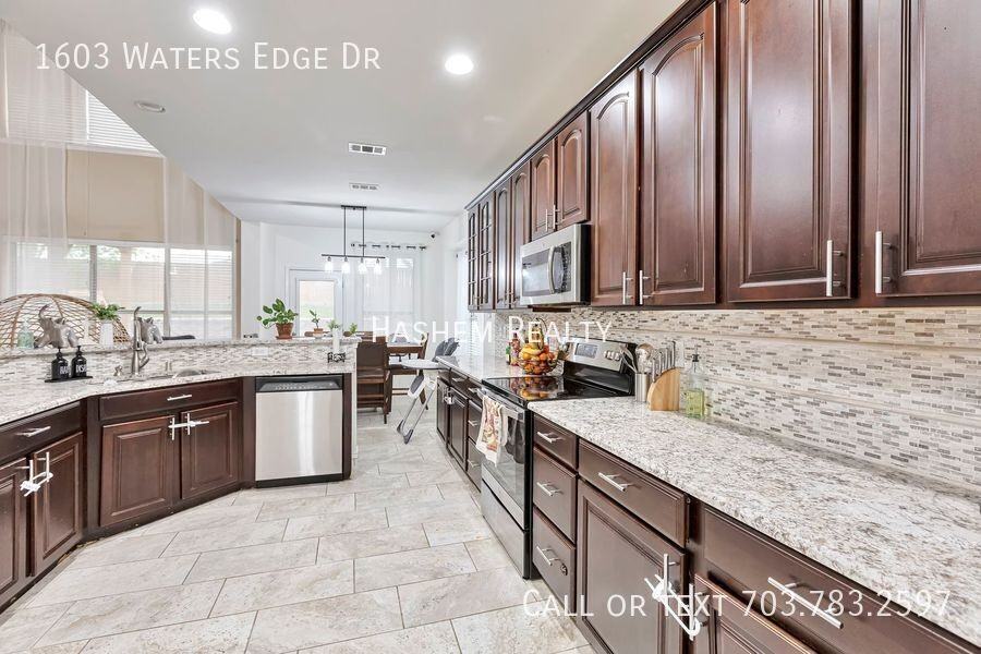 1603 Waters Edge Dr - Photo 3 of 17