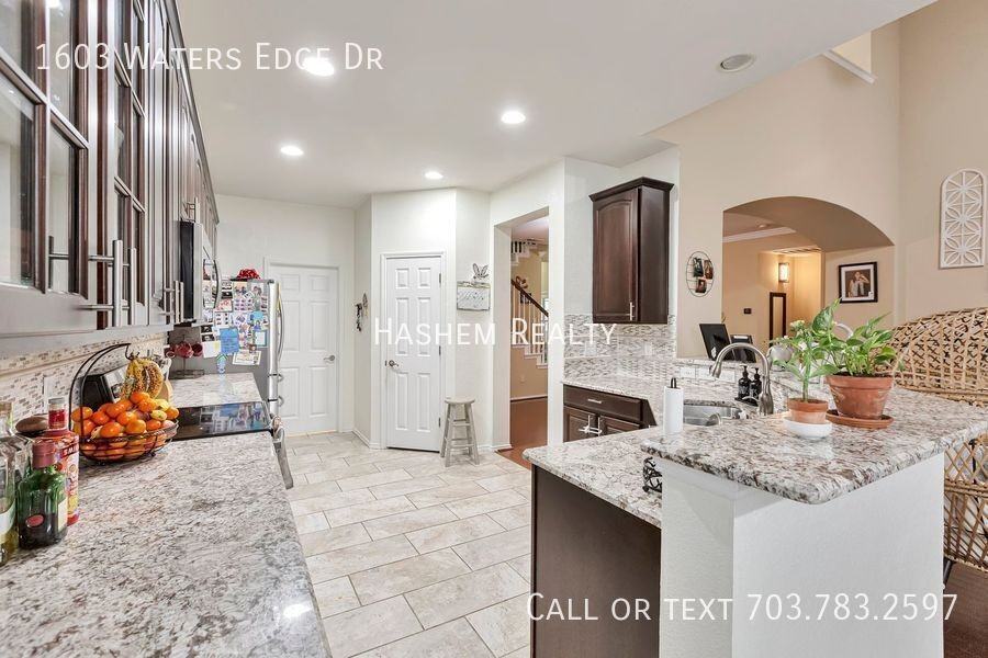 1603 Waters Edge Dr - Photo 4 of 17