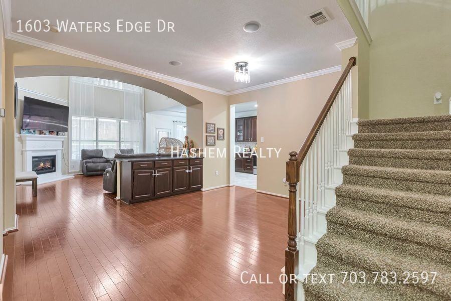 1603 Waters Edge Dr - Photo 5 of 17