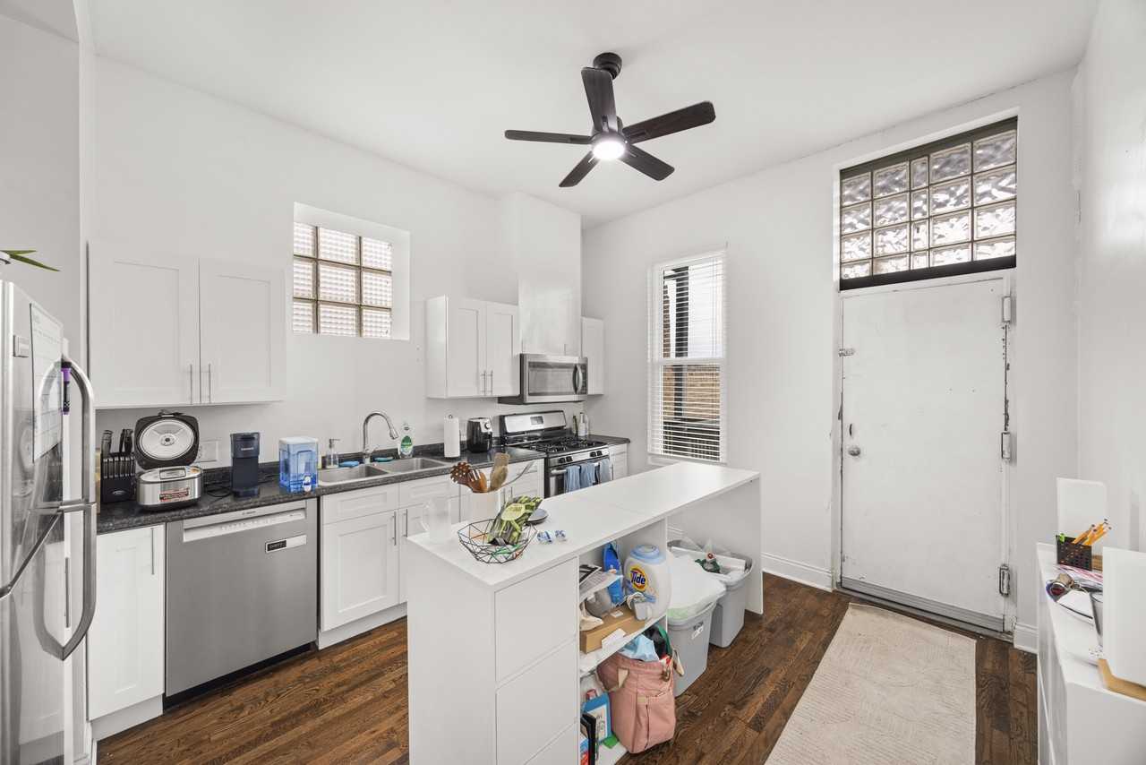 2228 S Wood St #2 - Photo 4 of 12