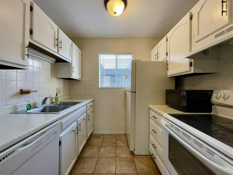 3150 Lakeside Dr - Photo 4 of 23