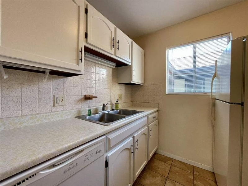 3150 Lakeside Dr - Photo 5 of 23