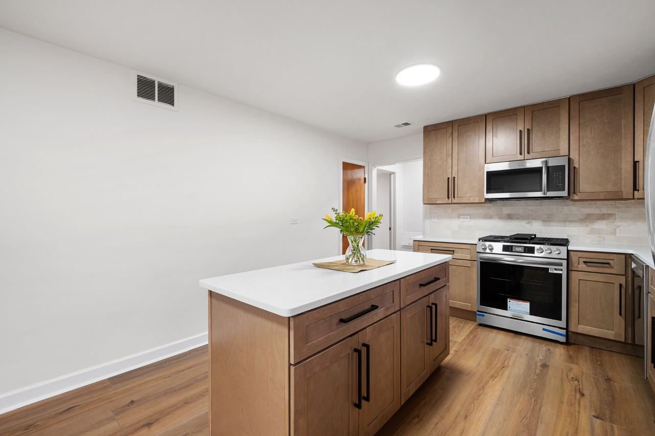 2531 W Lunt Ave #2 - Photo 3 of 8