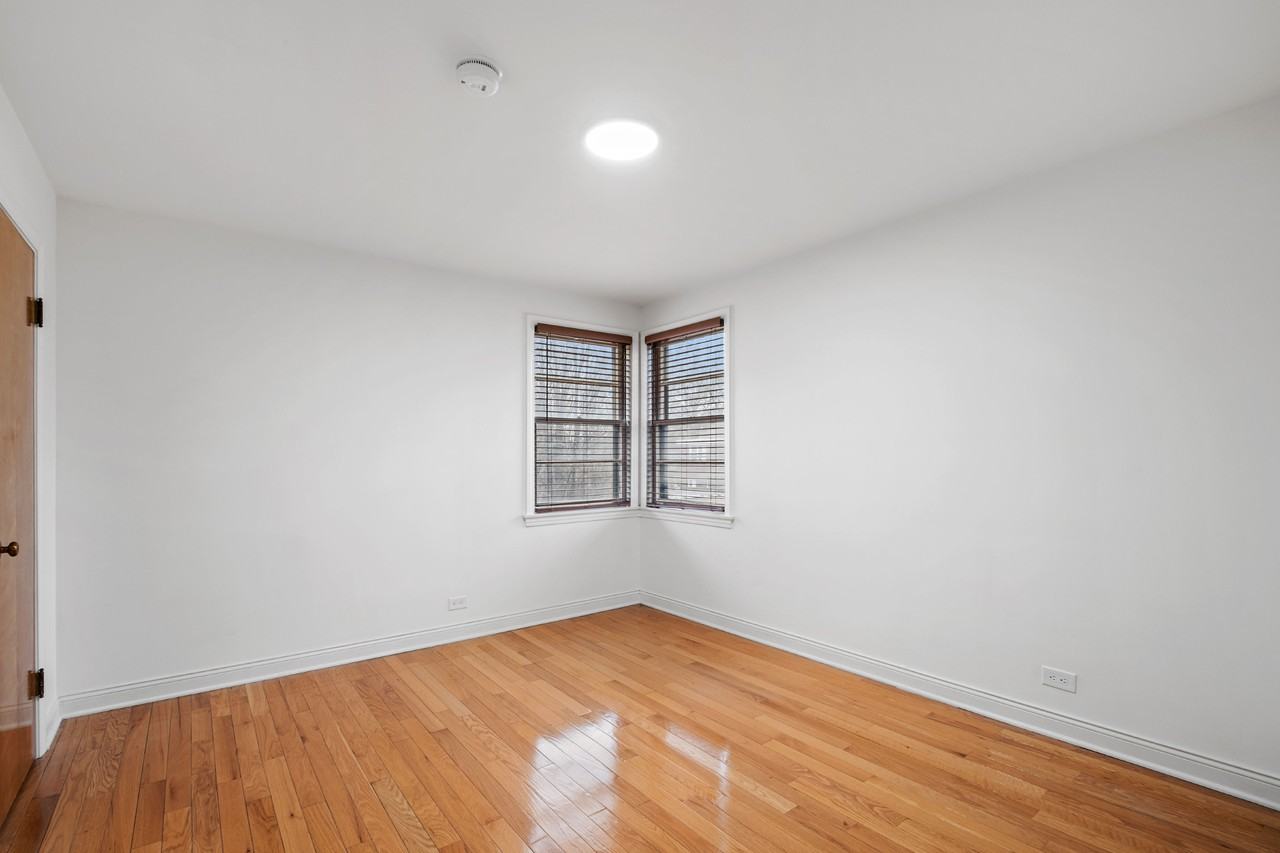 2531 W Lunt Ave #2 - Photo 4 of 8