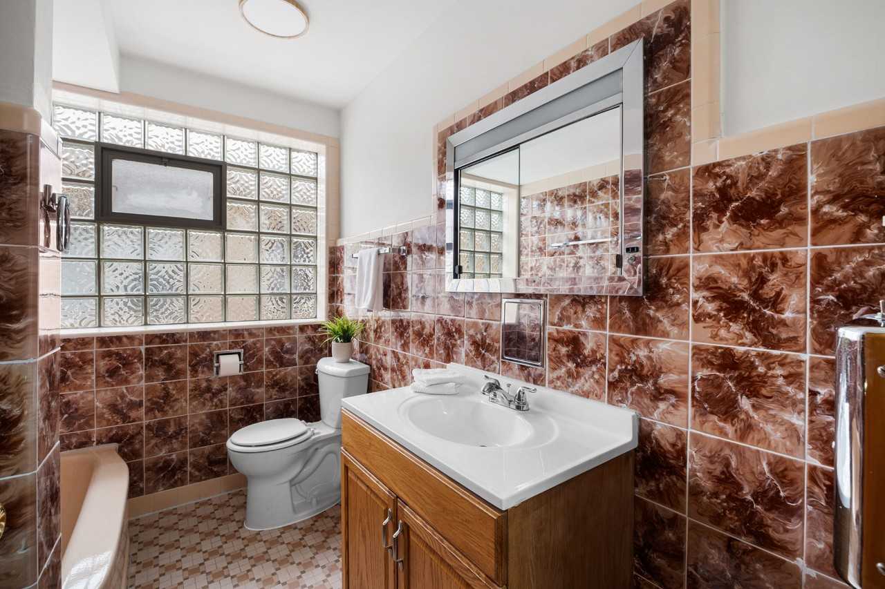 2531 W Lunt Ave #2 - Photo 7 of 8