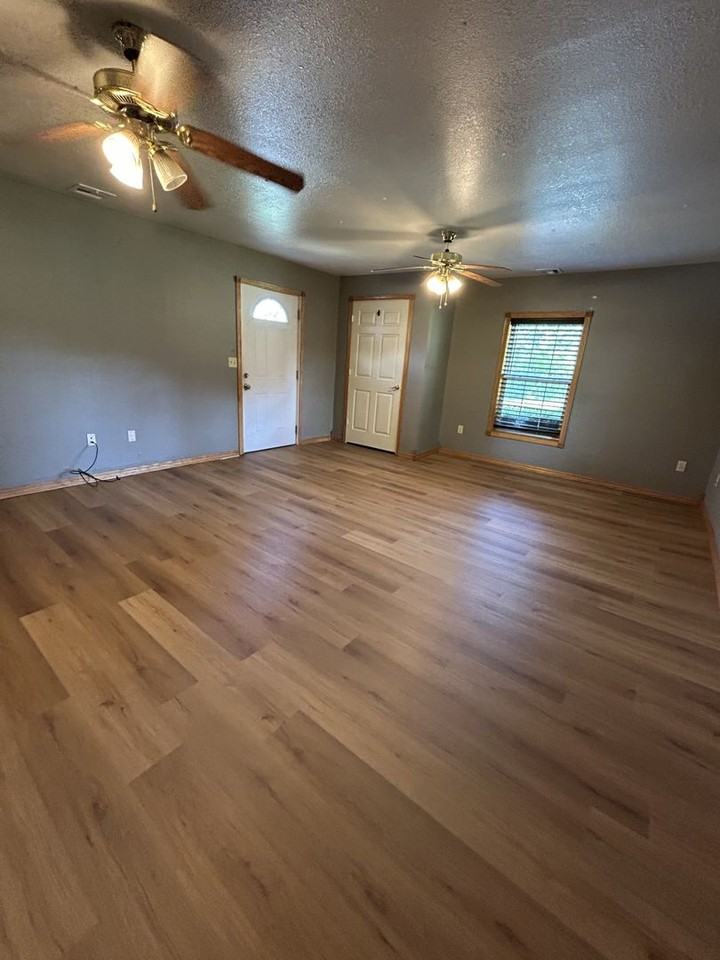 1107 E 7th St - Photo 2 of 14