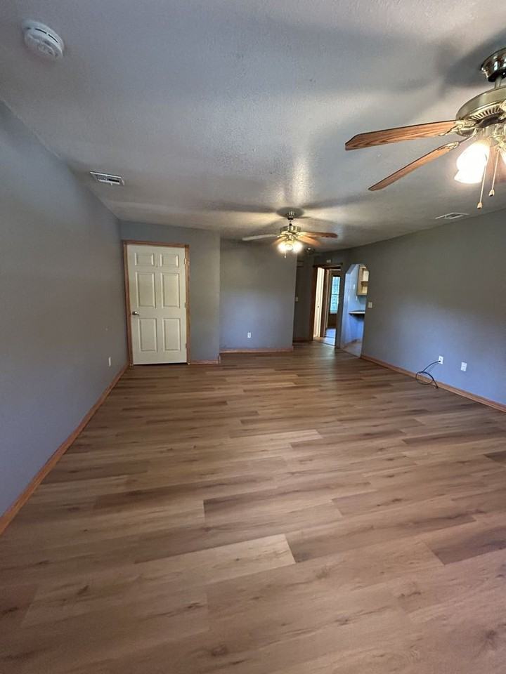 1107 E 7th St - Photo 3 of 14