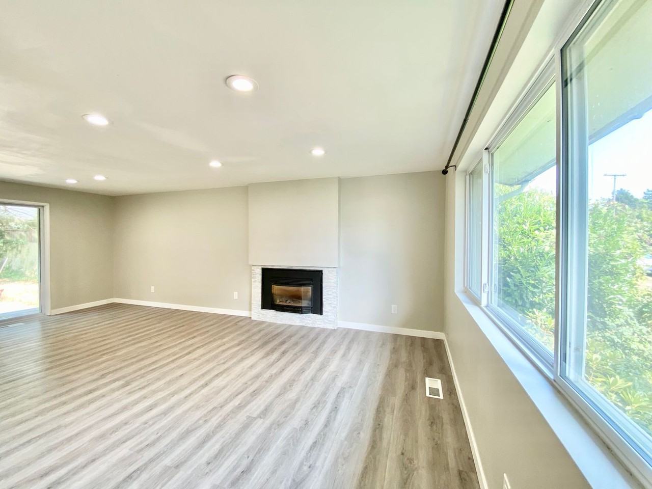 15834 Se 4th St - Photo 2 of 20