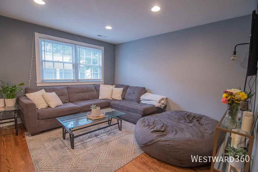 2733 N Wayne Ave #2 - Photo 4 of 21