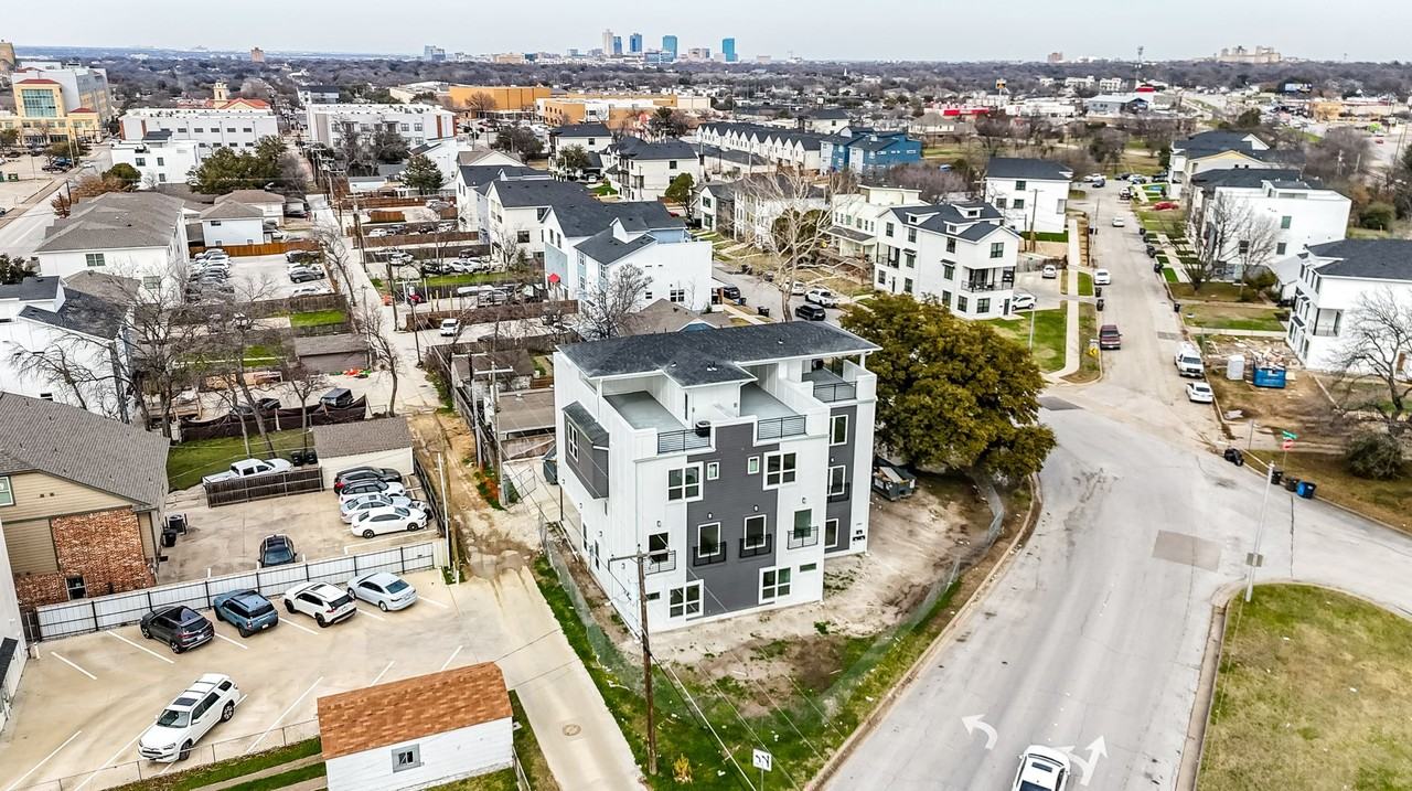 2400 Benbrook Dr   - Full House #108 - Photo 3 of 32