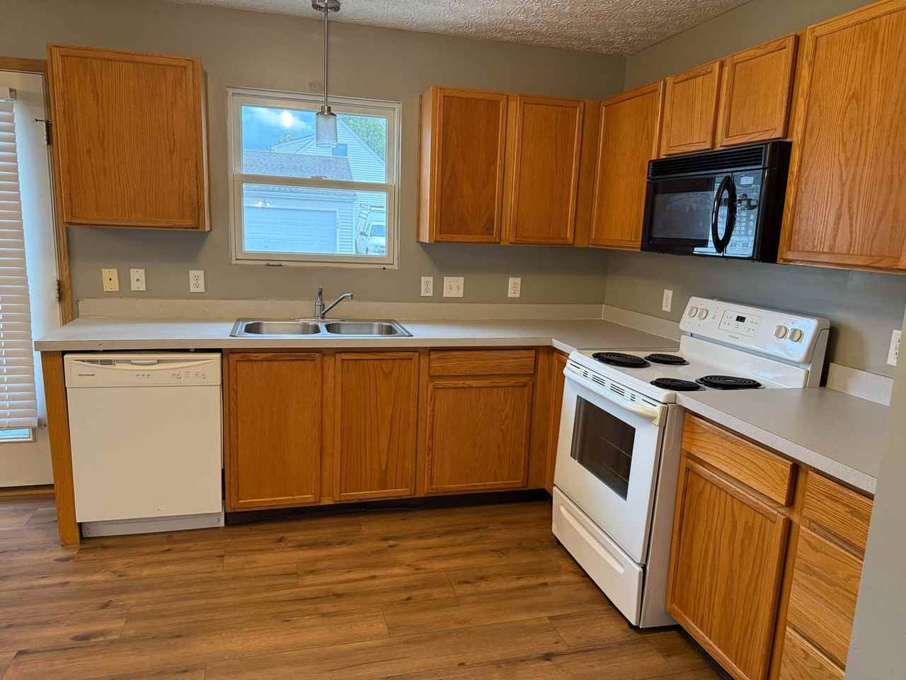 315 Saratoga St - Photo 6 of 14