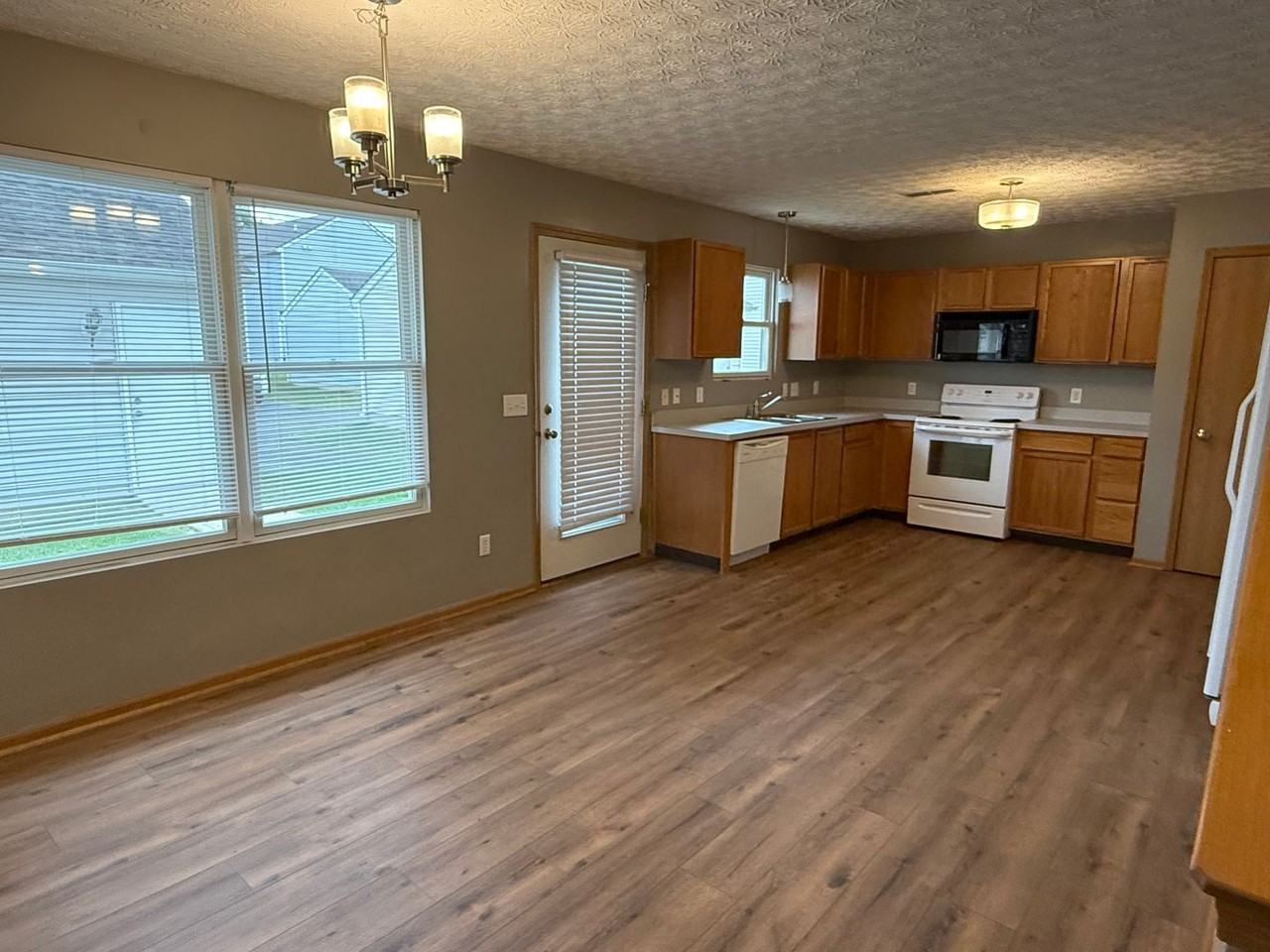 315 Saratoga St - Photo 7 of 14