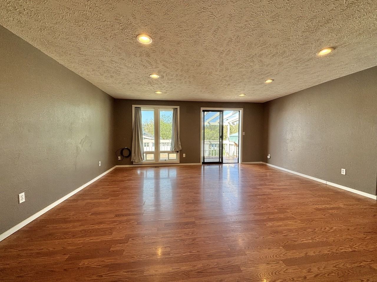 346 S Jefferson St - Photo 3 of 14