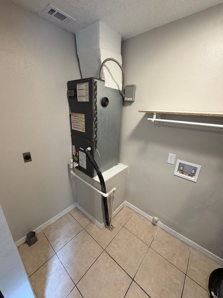 1410 Carolyn Ln - Photo 5 of 17