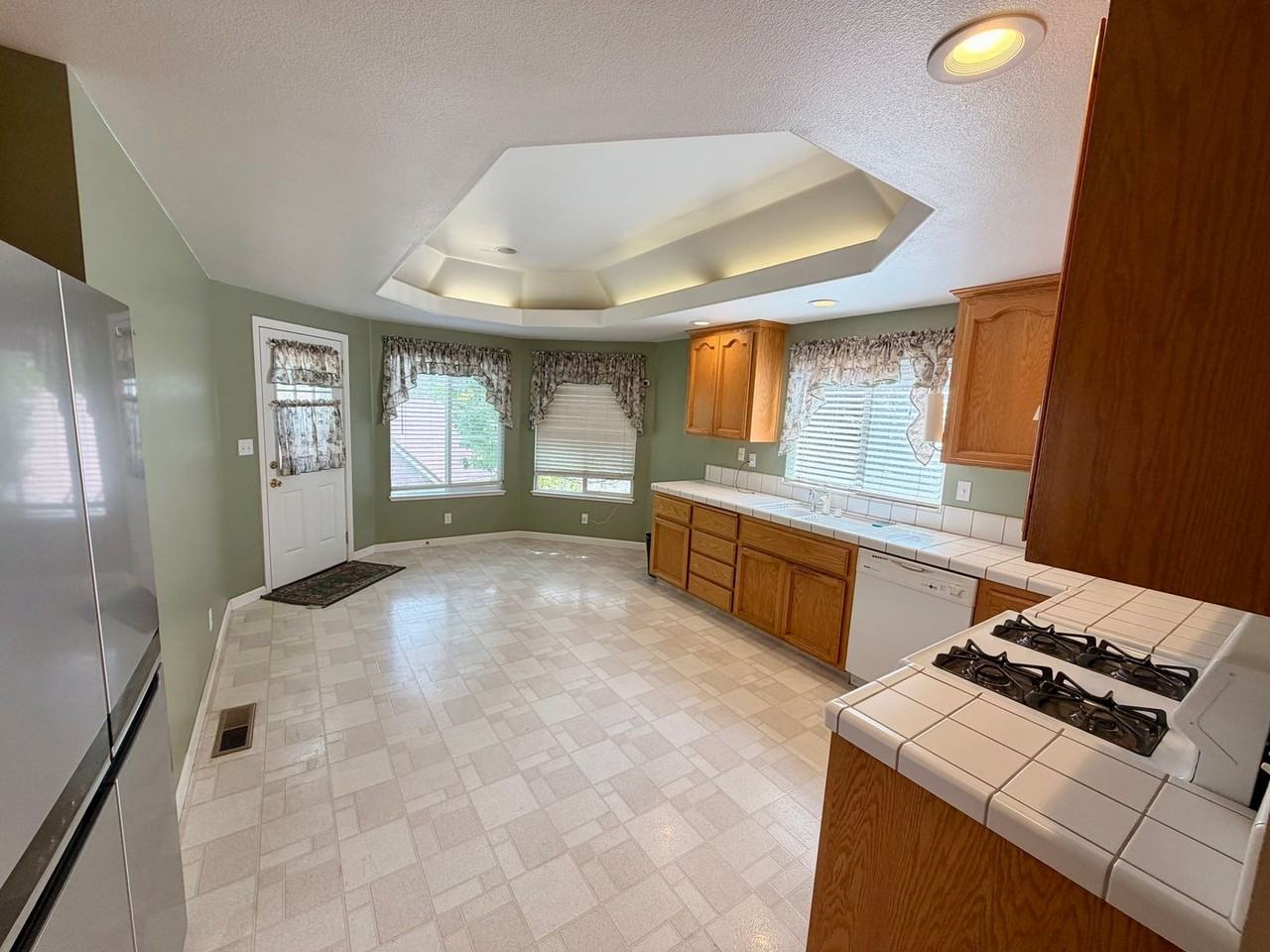 364 Vistamont Dr - Photo 7 of 20