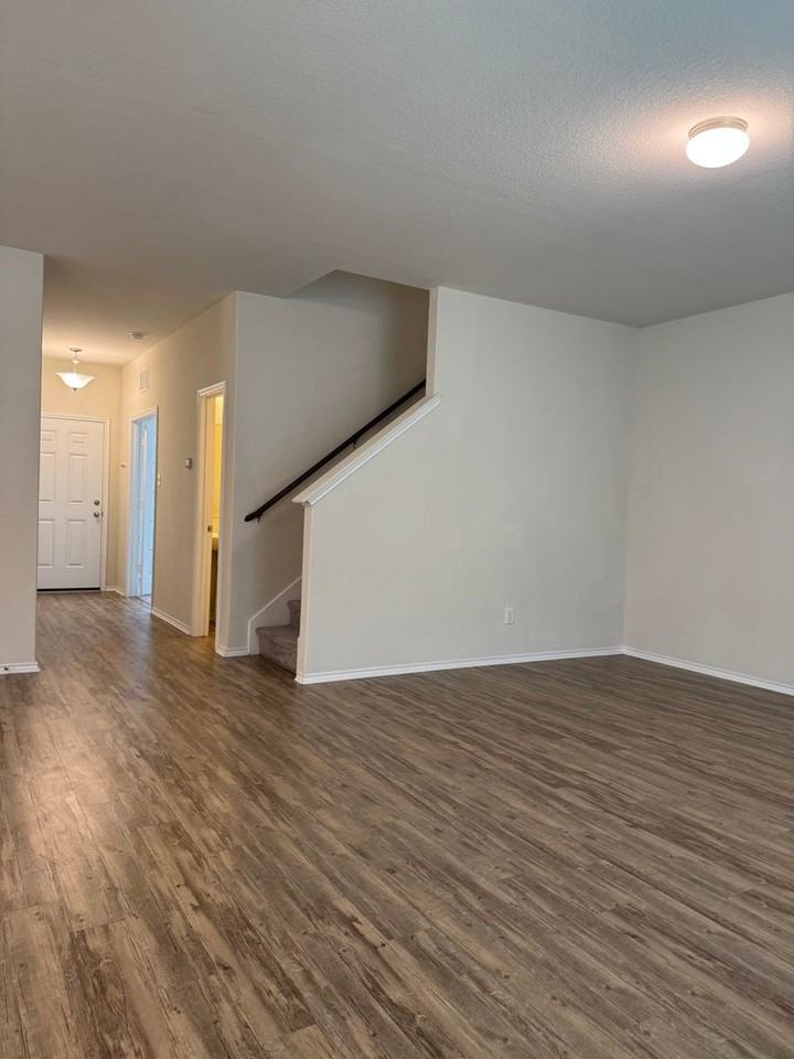 201 Bedford Falls Ln - Photo 3 of 18