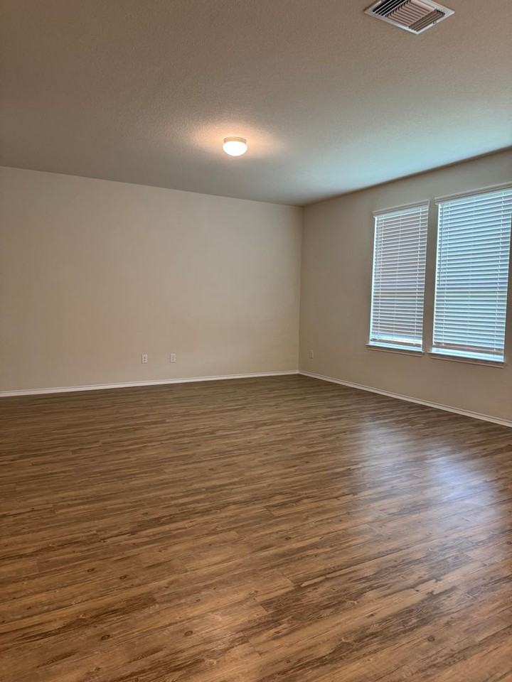 201 Bedford Falls Ln - Photo 4 of 18