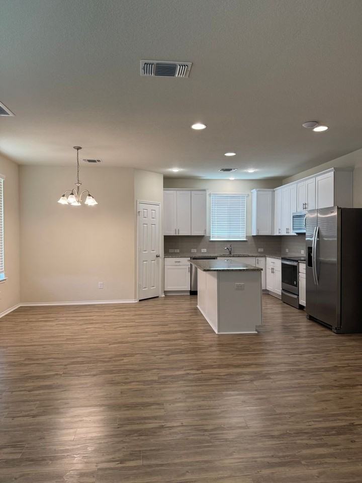 201 Bedford Falls Ln - Photo 5 of 18