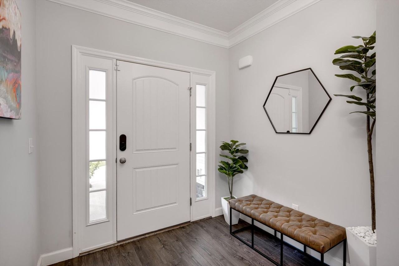 858 Goodale Dr - Photo 4 of 39