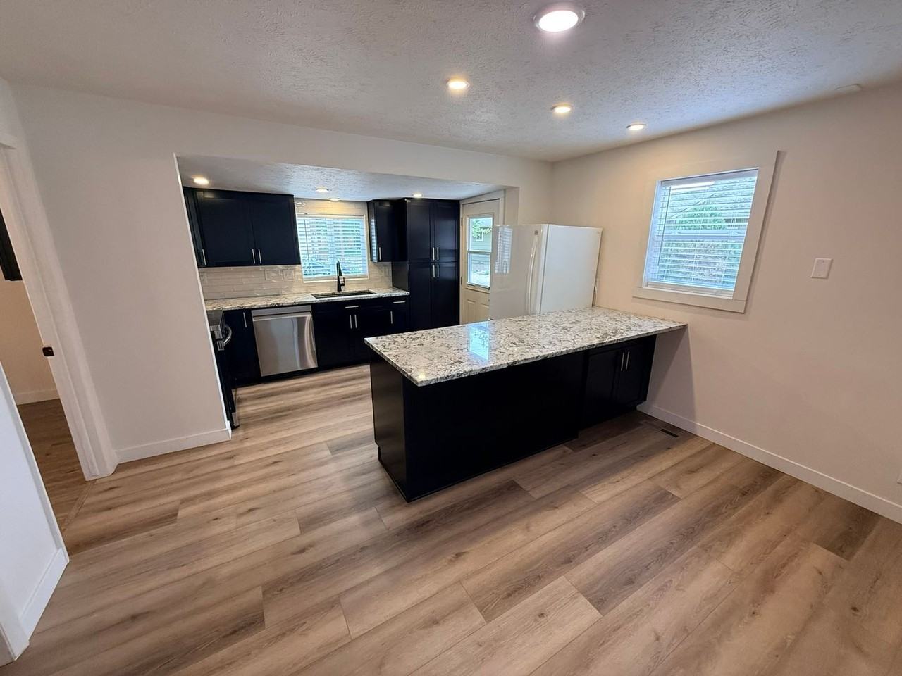 1343 E 7th St - Photo 7 of 17