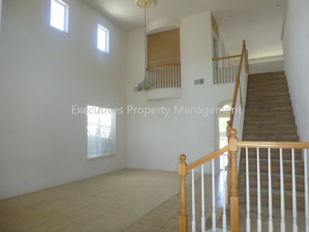 717 Round Hill Dr - Photo 2 of 19