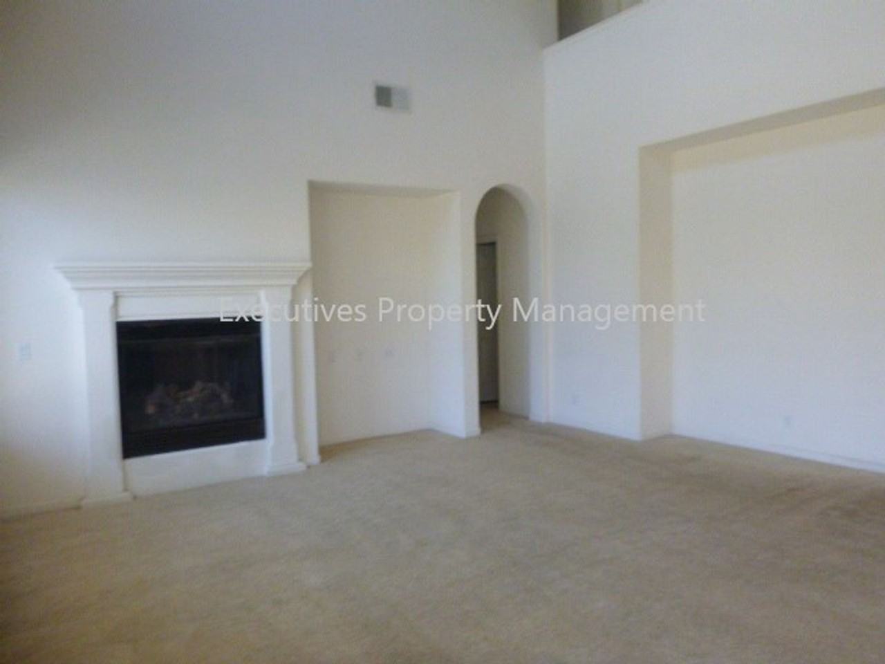 717 Round Hill Dr - Photo 4 of 19