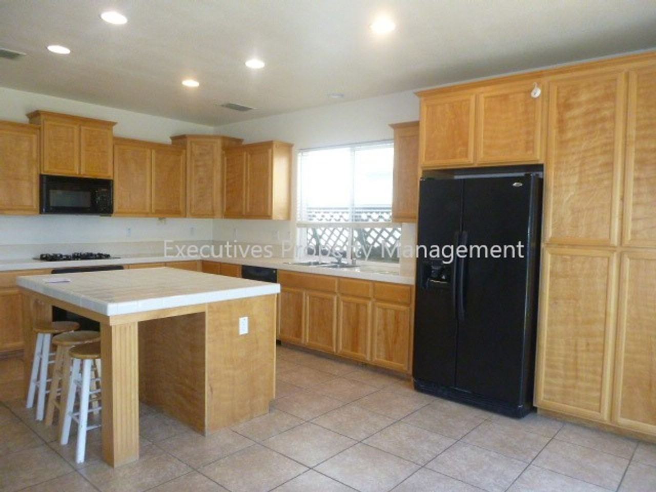 717 Round Hill Dr - Photo 5 of 19