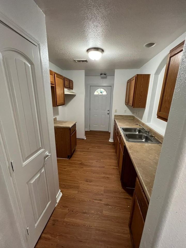 795 Devilleneuve St - Photo 7 of 13