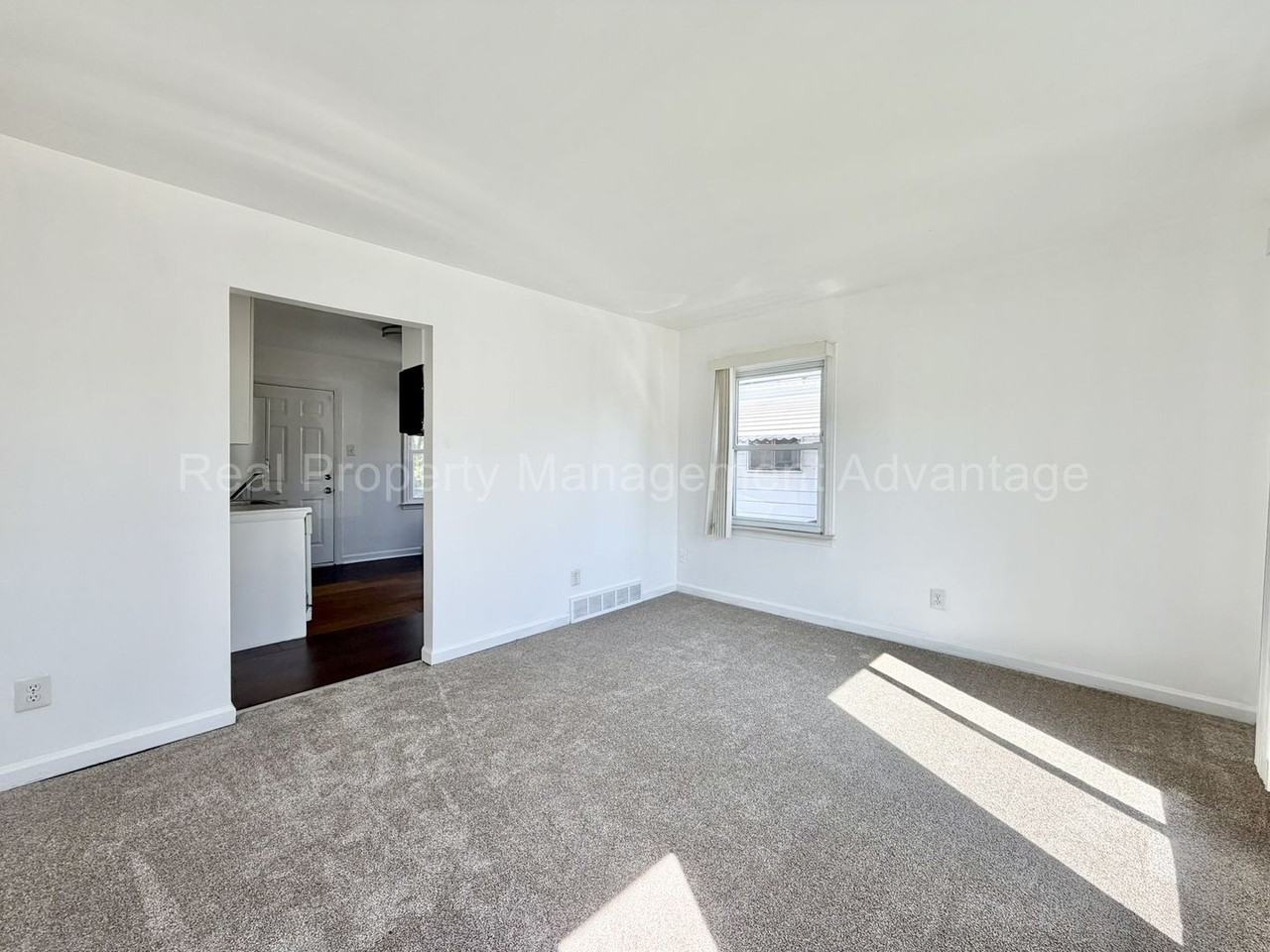 21503 Eastwood Blvd - Photo 3 of 16