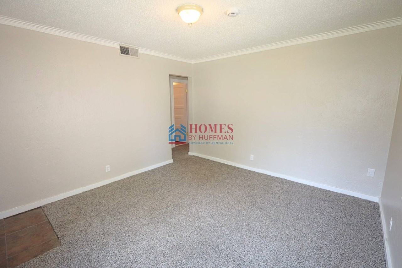 1713 Hawthorne Ave - Photo 5 of 23