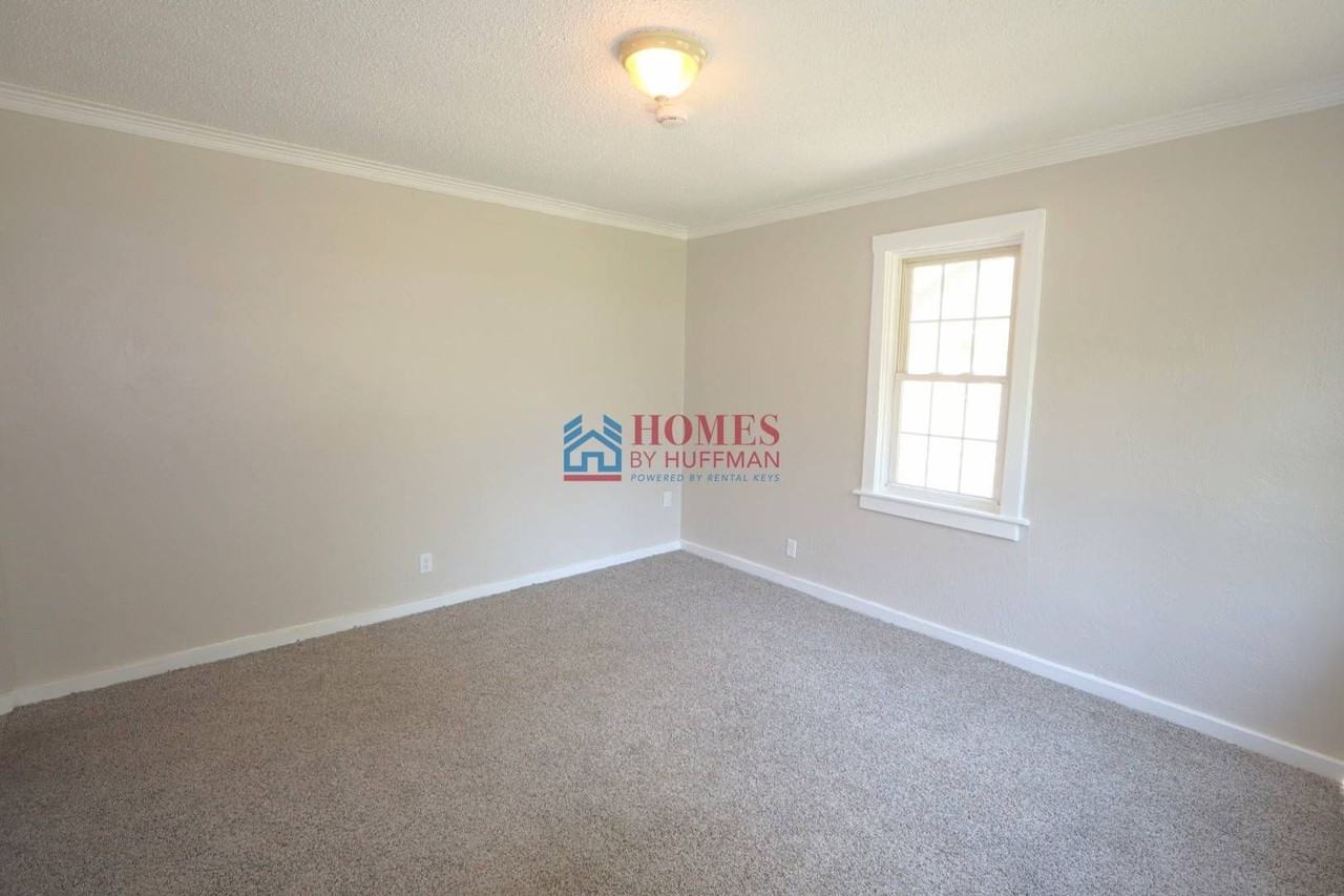 1713 Hawthorne Ave - Photo 6 of 23