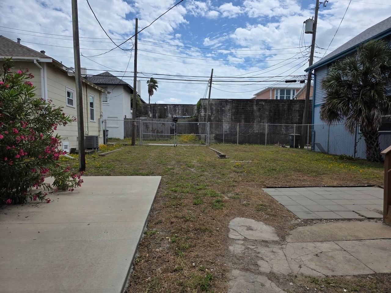 1809 Avenue O 1/2 #1 - Photo 3 of 9