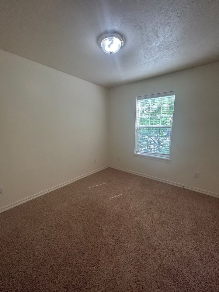 465 Taft Ave #C - Photo 3 of 24