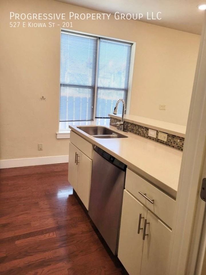 527 E Kiowa St - Photo 5 of 18