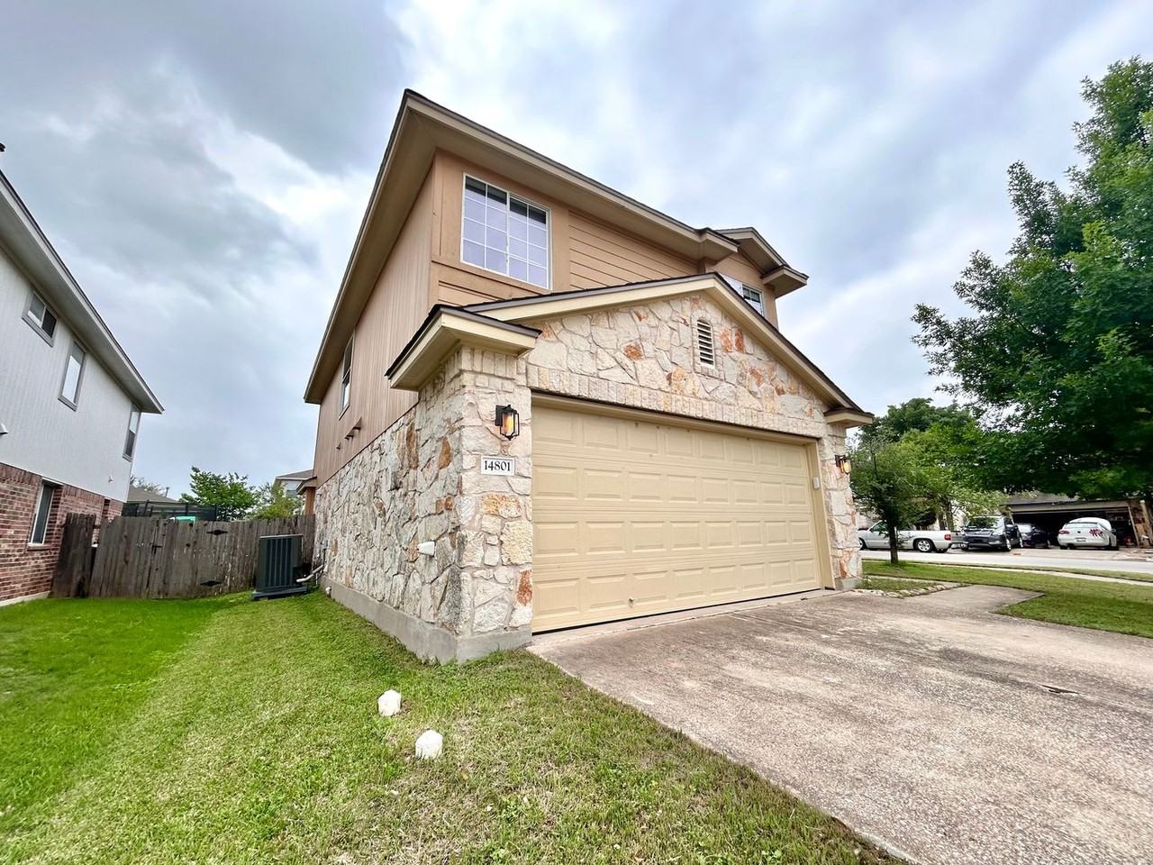 14801 Falling Stone Ln - Photo 3 of 34