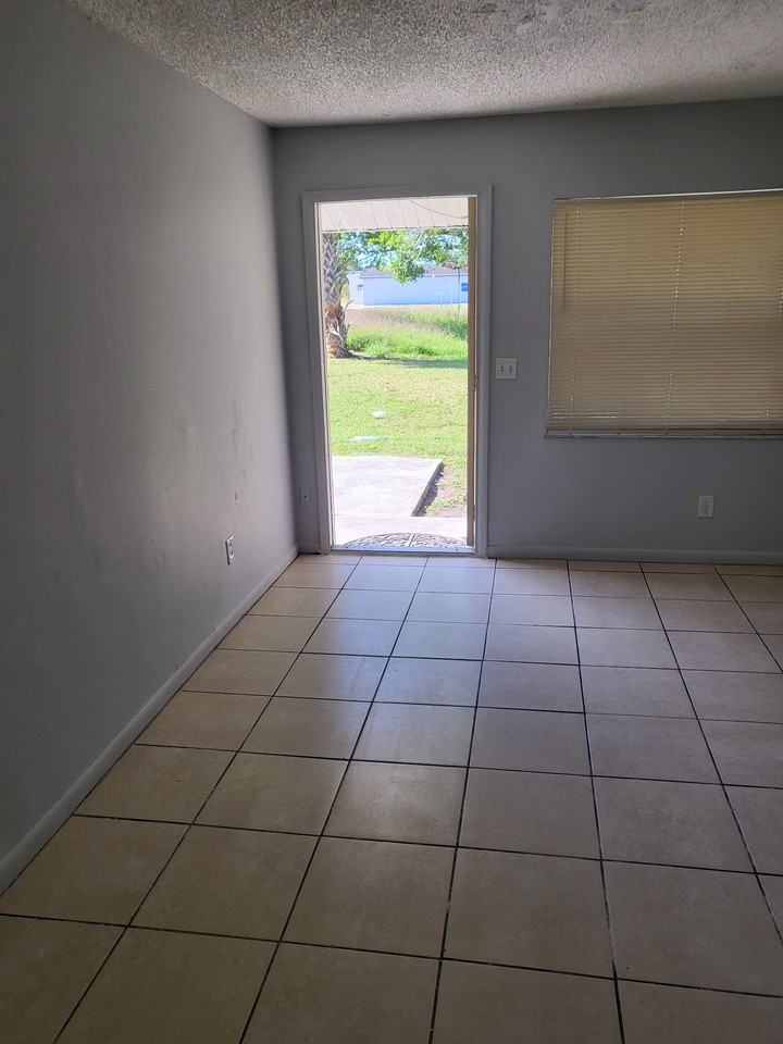 1220 Avenue L #A - Photo 3 of 16