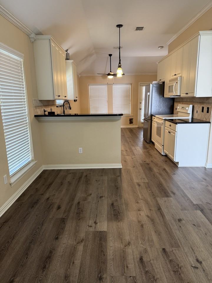 1010 Dawn Ct #NA - Photo 3 of 7