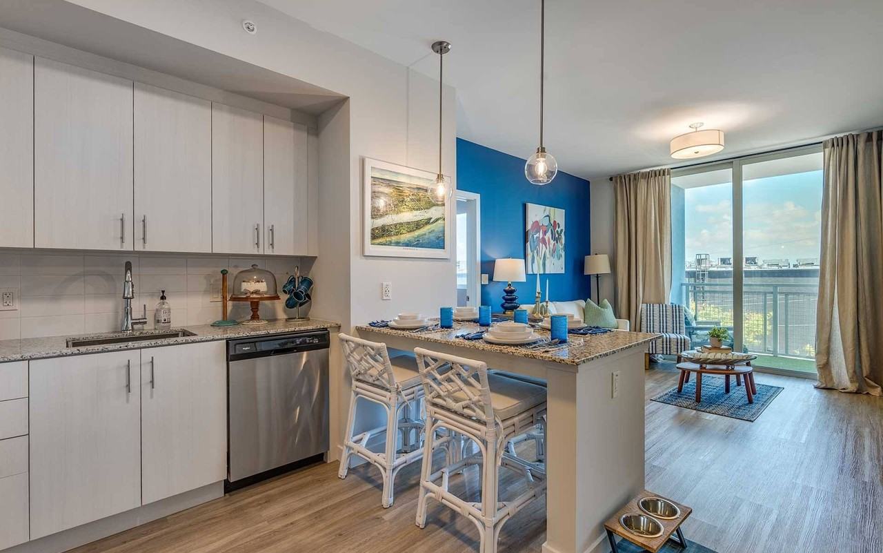 Pura Vida Hialeah Luxury Apartments - Photo 4 of 33